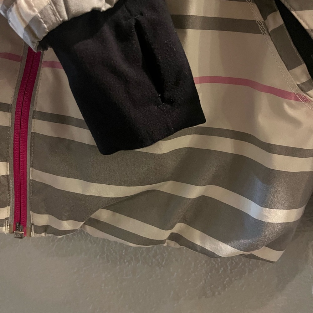 Lululemon jacket. Size 6 - Picture 5 of 10